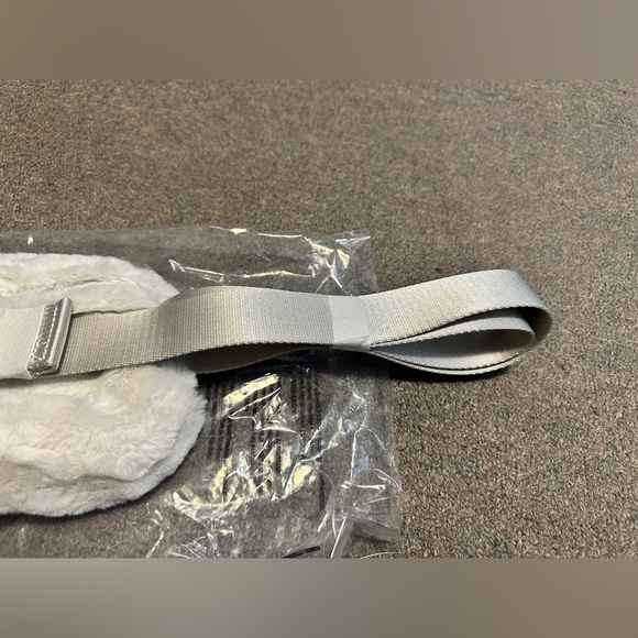 Lululemon Everywhere Belt Bag Plush Fleece Bone ( White)/ Silver 7.5” x 5” - Picture 13 of 16